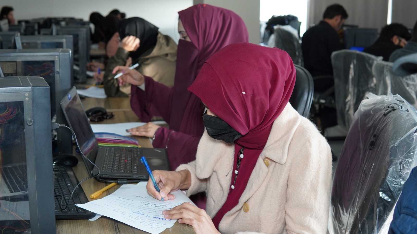 Students attending a computer lab session at UOR.